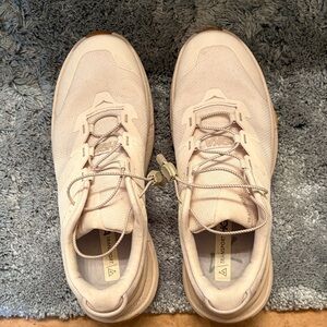 NWOT. Women’s Hoka transport Sneakers sz 10